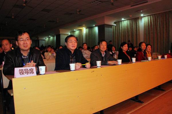 20161207024728112.jpg 調(diào)整大小 蒞臨比賽現(xiàn)場(chǎng)的領(lǐng)導(dǎo).jpg