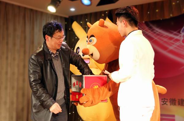 20161207025124895.jpg 調(diào)整大小 張衛(wèi)東院長(zhǎng)抽取現(xiàn)場(chǎng)幸運(yùn)觀眾.jpg