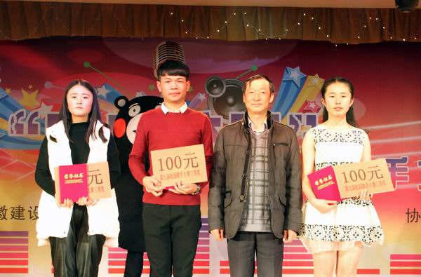 20161207025937189.jpg 調(diào)整大小 吳良照書記給獲得三等獎(jiǎng)的選手頒獎(jiǎng).jpg