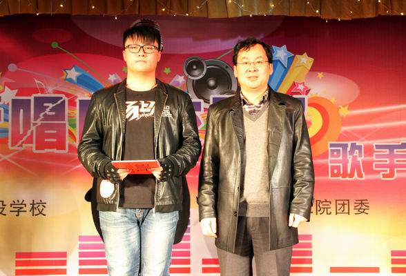 20161207030028795.jpg 調(diào)整大小 張衛(wèi)東院長(zhǎng)給獲得一等獎(jiǎng)的選手頒獎(jiǎng).jpg