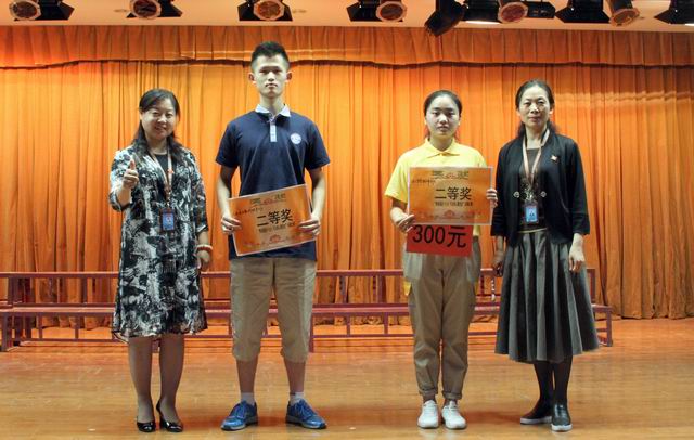 20170525034837302.jpg 調(diào)整大小 11、蘇曉紅主任和張榮霞主任給獲得二等獎(jiǎng)的代表隊(duì)頒獎(jiǎng).jpg