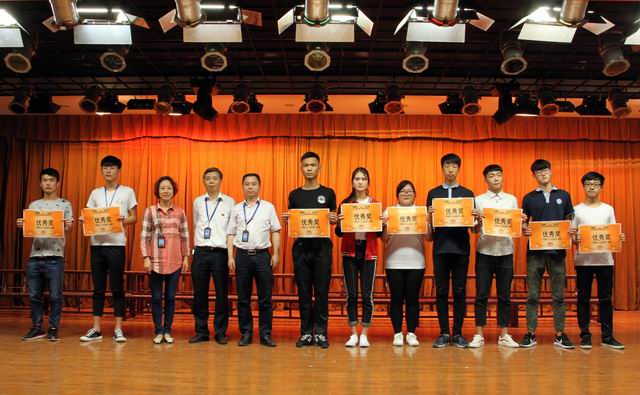 20170525034926971.jpg 調(diào)整大小 13、楊繼強(qiáng)書(shū)記、李波書(shū)記和沈群書(shū)記給獲得優(yōu)秀獎(jiǎng)的代表隊(duì)頒獎(jiǎng).jpg