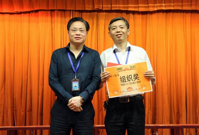 20170525034749932.jpg 調(diào)整大小 9、任建設(shè)副院長(zhǎng)給機(jī)電工程系頒發(fā)組織獎(jiǎng).jpg